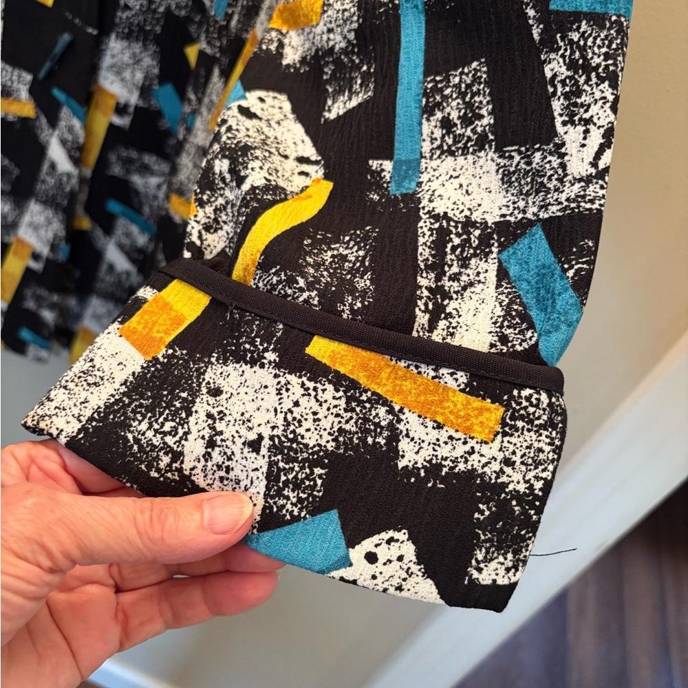 Gorgeous Striking Abstract Patterned Jacket - M - image 4